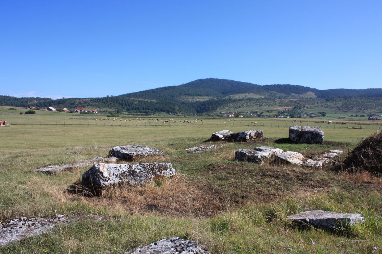 Prahistorijski tumulusi i nekropole sa stećcima u Luburića polju, historijsko područje